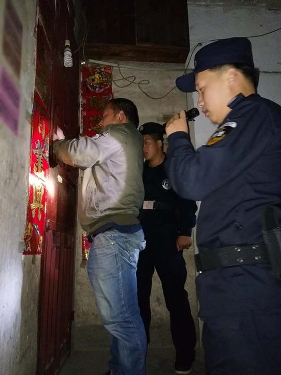 乐元镇粗心妈妈误将幼女锁家中 民警全城寻开锁师傅开门